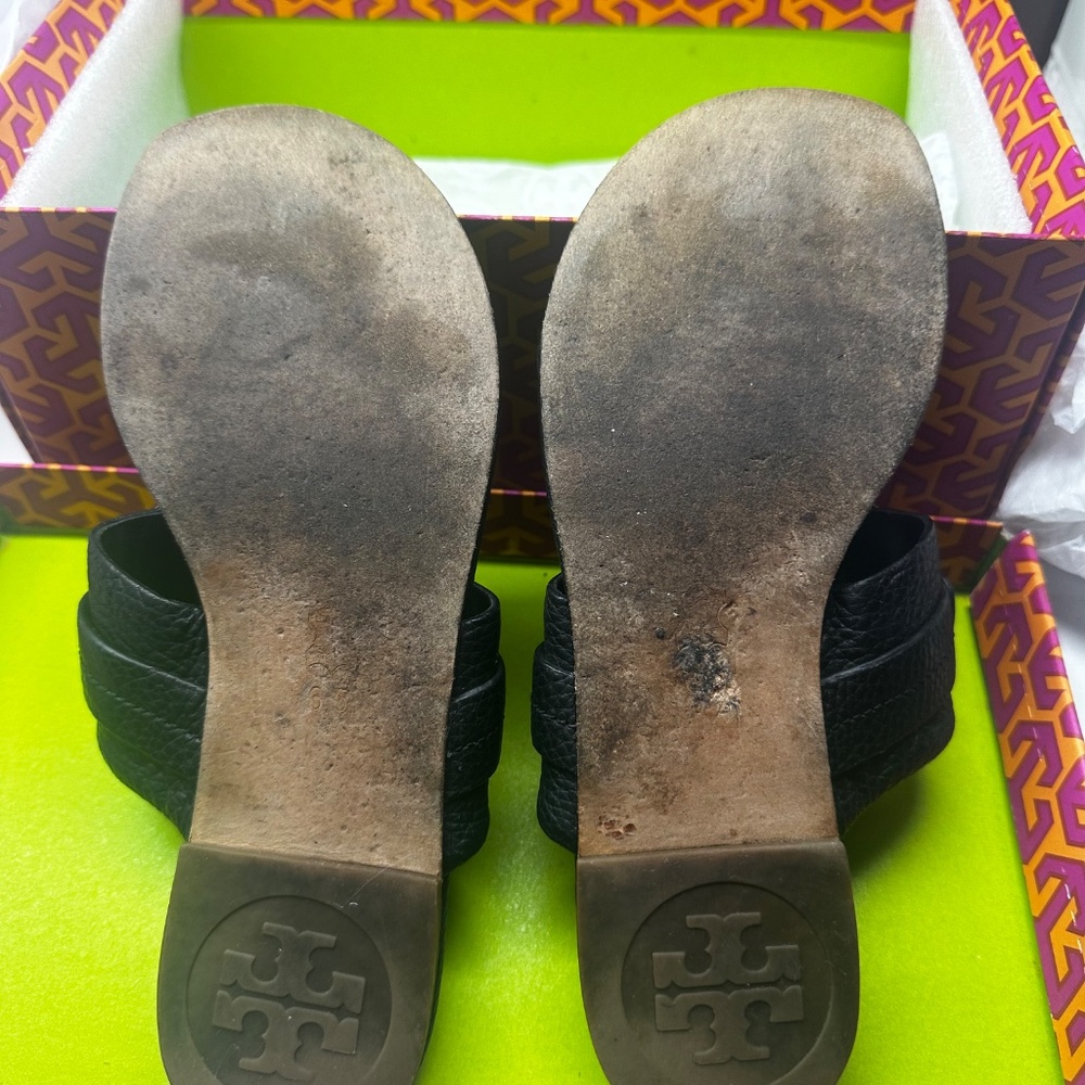 Tory Burch Black Leather Thong Sandals with Gold Logo - Picture 11 of 14